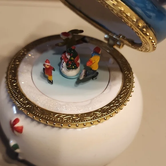 SALE⚡️PORCELAIN Snowman HIDDEN MUSIC BOX ORNAMENT about 4.25" - Picture 4 of 9